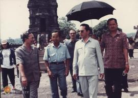 Gubernur Propinsi Ismailia, Dr. Ahreed a. Gluki sedang berjalan di kompleks Candi Prambanan