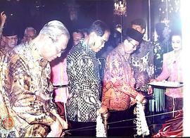 LB. Murdani (tengah) ikut menghadiri dalam peresmian Museum HB IX