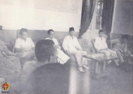 Presiden RI, Ir. Soekarno didampingi Panglima Besar Jenderal Soedirman sedang mengikuti Sidang Ka...
