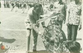 Wakil Gubernur Kepala Daerah Istimewa Yogyakarta Sri Paduka Paku  Alam VIII sedang memukul gong t...