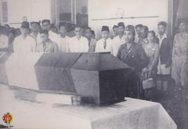 Panglima Besar Jenderal Soedirman  dan Drs. Moh. Hatta  sedang memberi penghormatan kepada pahlaw...