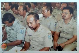 Para Kepala Desa dan rombongan dari Pemda Prov Jatim sedang mendengarkan pidato dari pejabat Gube...