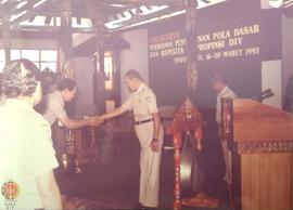 Pejabat Gubernur DIY Sri Paduka Paku Alam VIII menjabat tangan Drs, Sujatmo, Sekretaris Bappeda d...