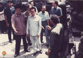 Gubernur Propinsi Ismailia, Dr. Ahreed a. Gluki dan rombongan sedang mendengarkan penjelasan dari...