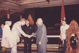 Presiden Soeharto didampingi Mendikbud Prof. Dr. Ing. Wardiman Djojonegoro dan Penjabat Gubernur ...