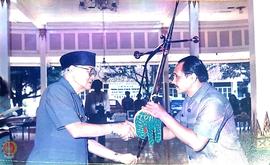Pejabat Gubernur DIY Sri Paduka Paku Alam VIII sedang memberikan alat kesenian (Rebab) kepada Wak...
