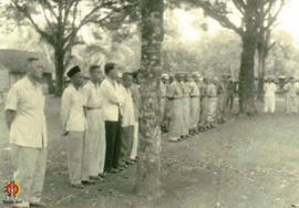 Para anggota Badan Permusyawaratan Tani yang baru dibentuk foto bersama di  depan  Balai Pendidik...